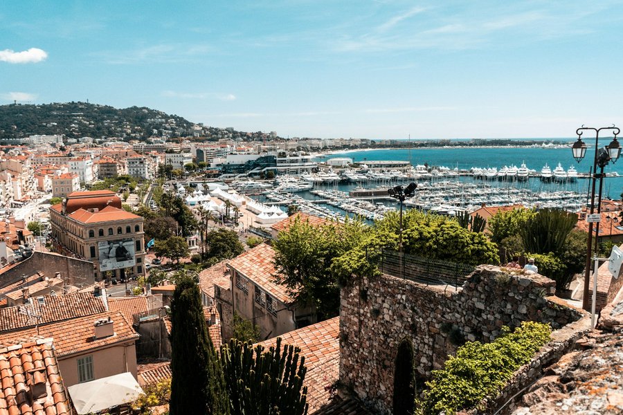 Cannes en été — zone de livraison Loc’Air